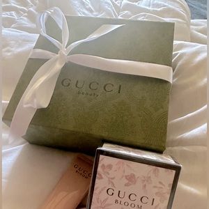 Gucci beauty snap closure box! Excellent condition
